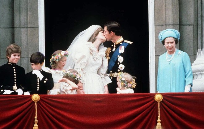 Nữ hoàng Elizabeth II qua đời: Nhìn lại 70 năm trị vì, người duy nhất mà hầu hết người Anh đều biết - Ảnh 13